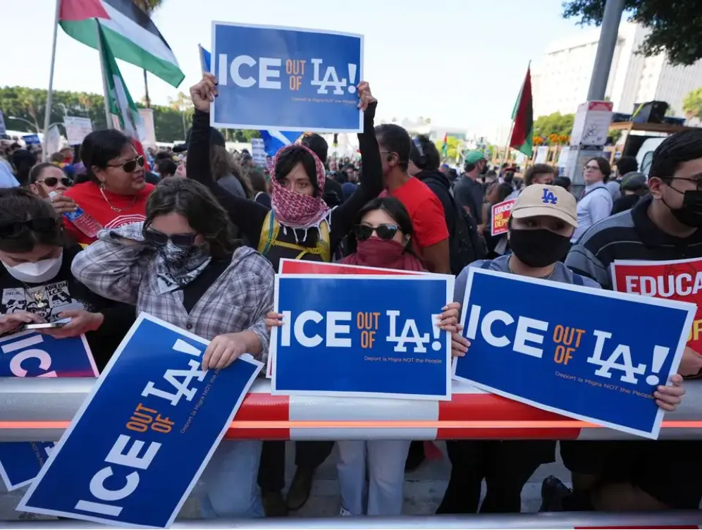 Entre enfrentamientos, realizan redadas contra migrantes en Los Ángeles