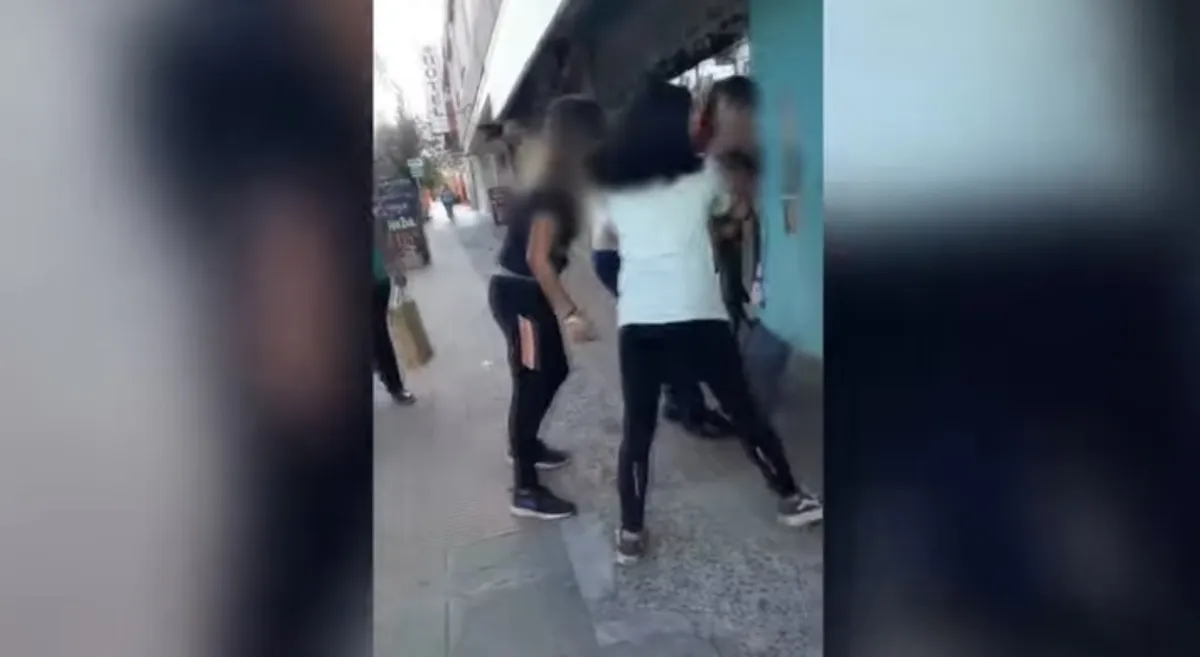 Video: Madre se hace pasar por su hija, cita al acosador y le da golpiza