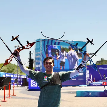 México celebra el oro de Matías Grande en el tiro con arco mundial