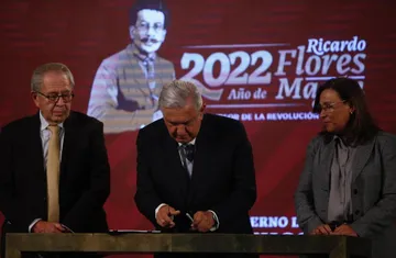 AMLO firma iniciativa para eliminar el horario de verano