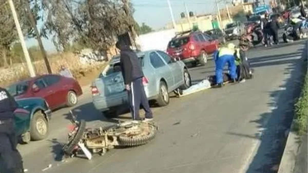 Choque entre motociclista y ciclista en la Santiago–Tulancingo.
