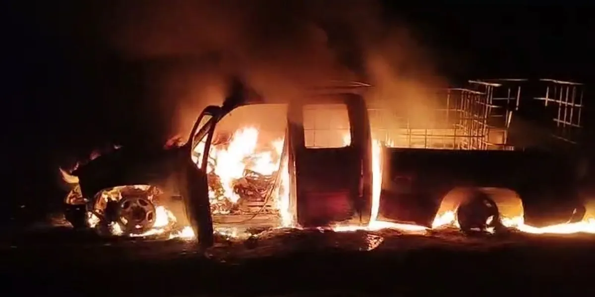 Camioneta incendiada tras explosión en Tetepango.