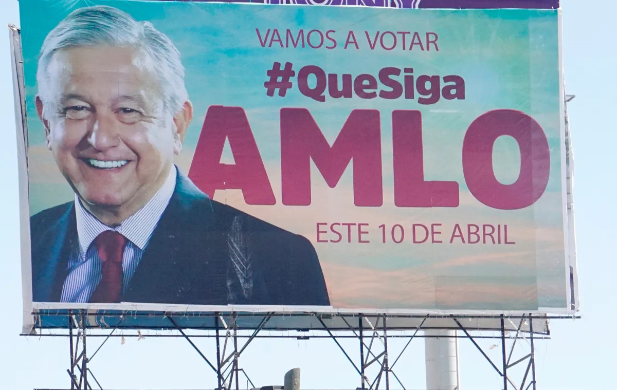 INE ordena el retiro de espectaculares de AMLO en Hidalgo