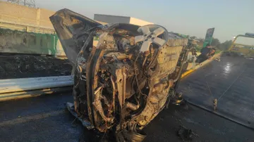Vehículo se incendia en la autopista México-Pachuca; hay dos lesionados
