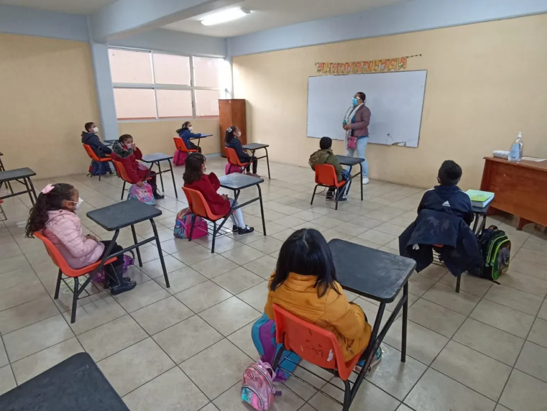 Bien peinados, abrigados y con cubrebocas regresan a clases en Cuautepec