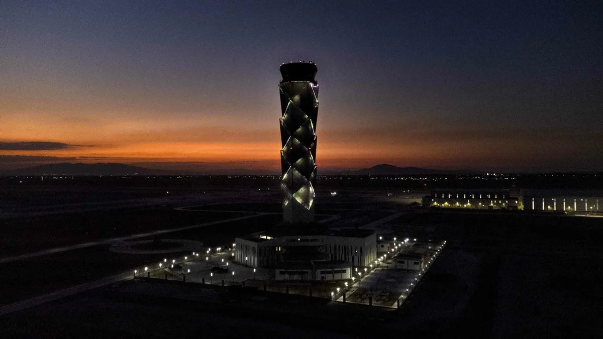 AMLO exhibe a quienes aseguraron que el AIFA no se terminaría