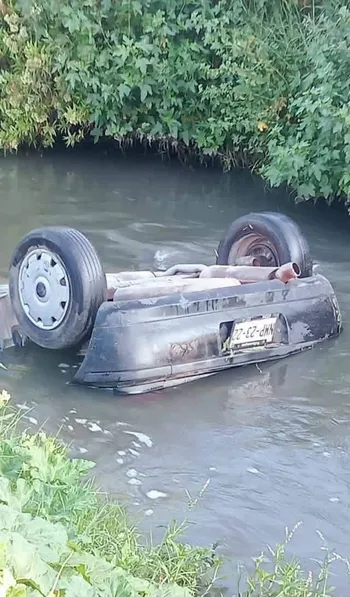Hallan a mujer sin vida dentro de un auto en canal de Hidalgo; investigan si era policía estatal