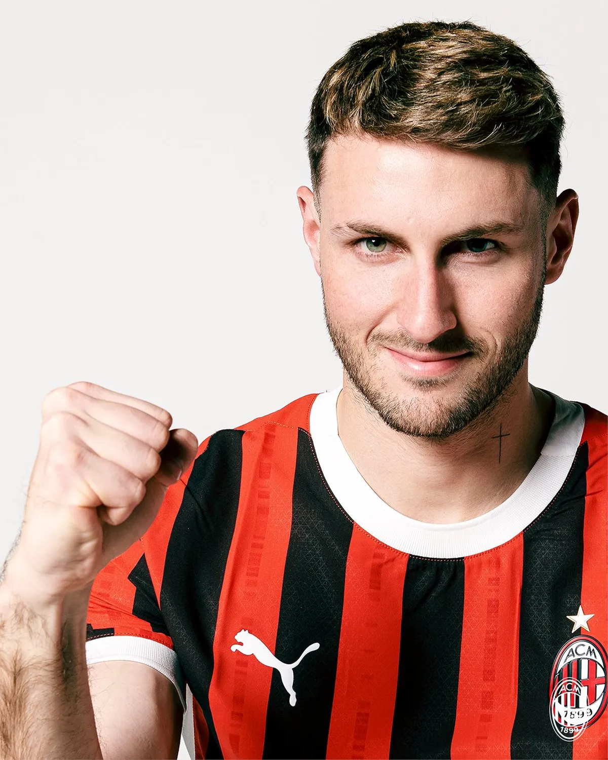 AC Milan presenta oficialmente a Santiago Giménez como su nuevo delantero