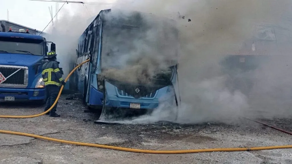 Fuerte incendio consume autobús de pasajeros en Tepeji del Río