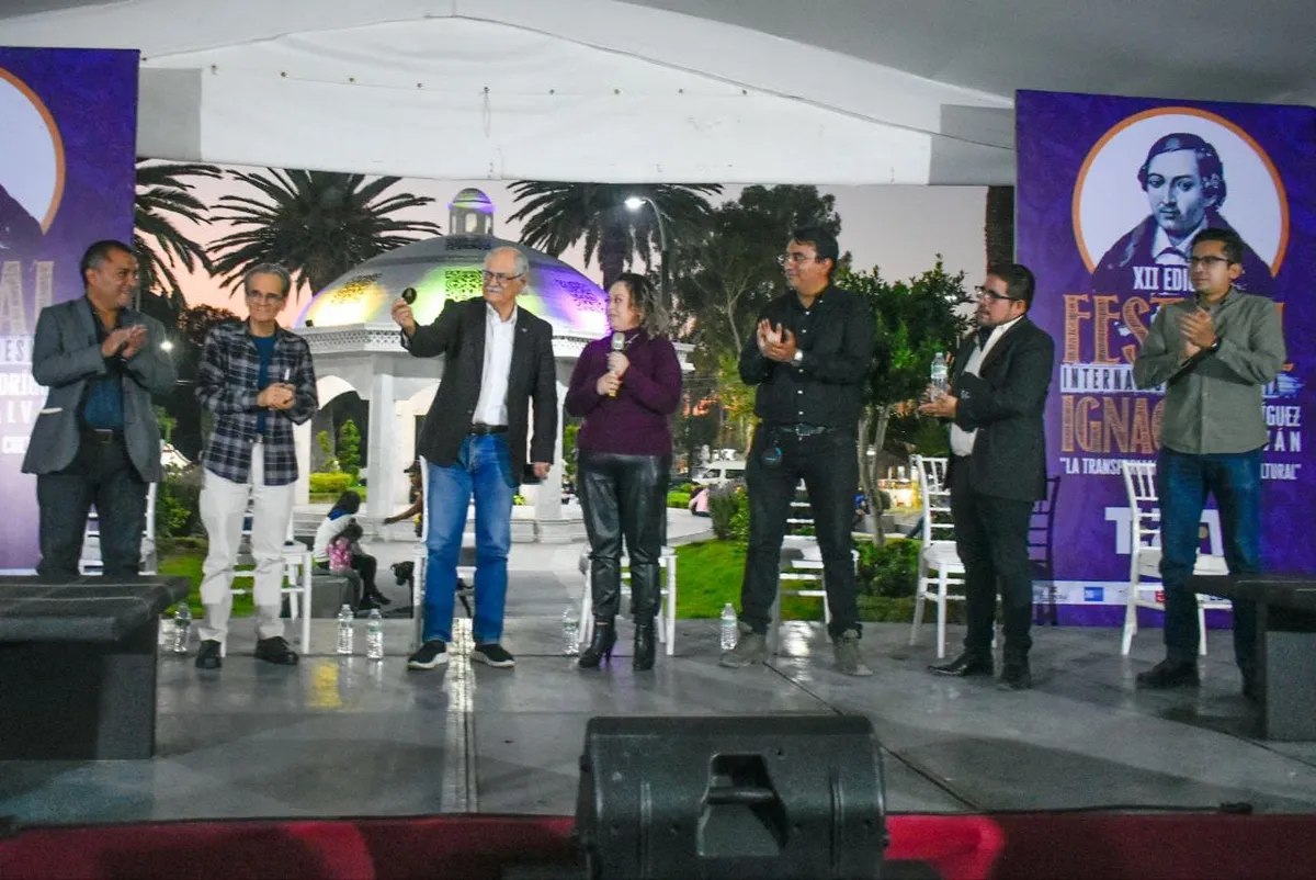 Alcaldesa de Tizayuca entrega presea al mérito cultural y literario