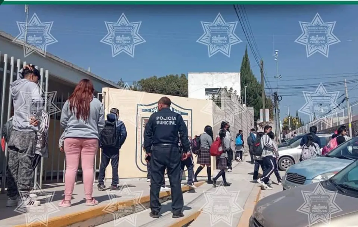 Detienen a joven afuera de secundaria en Pachuca con armas y drogas
