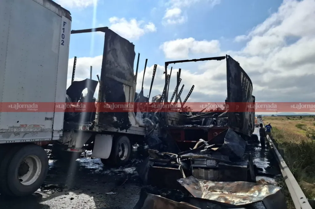 Fuerte accidente entre tráileres en Arco Norte provoca incendio y cierre de autopista