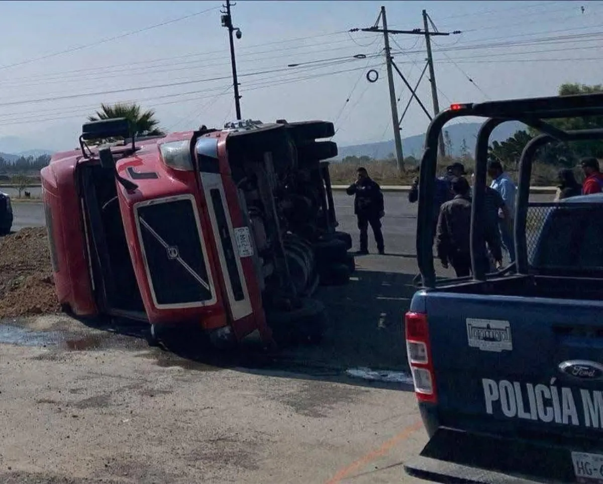 Volcadura de tráiler en Villa de Tezontepec moviliza a cuerpos de emergencia