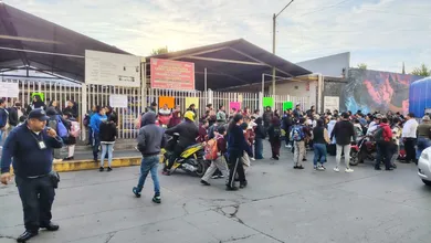 Padres cerrando la entrada de una primaria en Tulancingo.