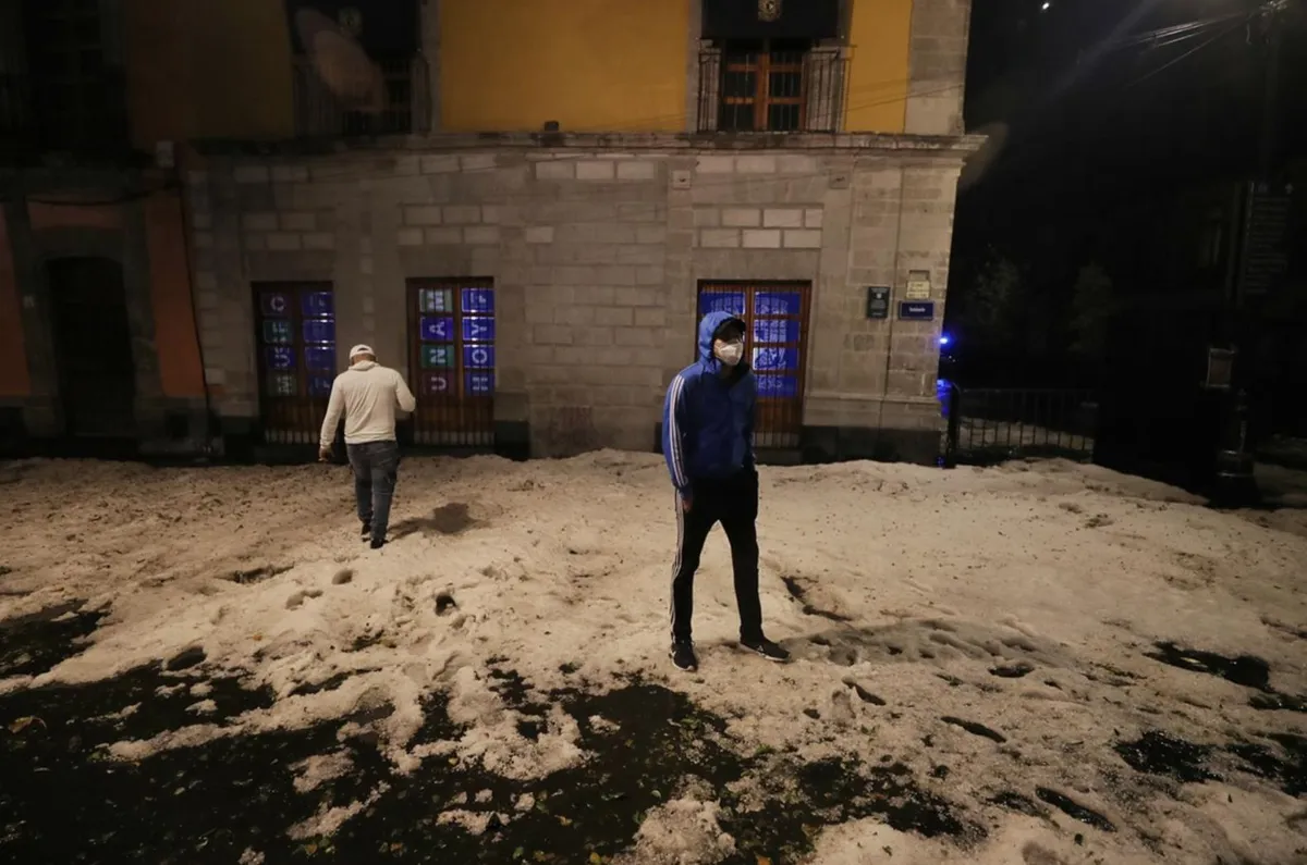 Calles del Centro Histórico de la Ciudad de México quedaron tapizadas por el granizo y algunos encharcamientos por la tormenta de ayer. Foto Marco Peláez