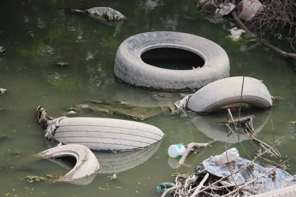 ¿Todo eso? Retiran basura de drenes para evitar inundaciones