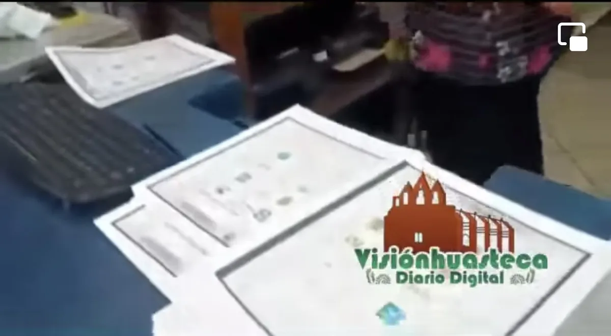 Elección de Gobernador de Hidalgo: graban presunto fotocopiado de boletas en Huejutla