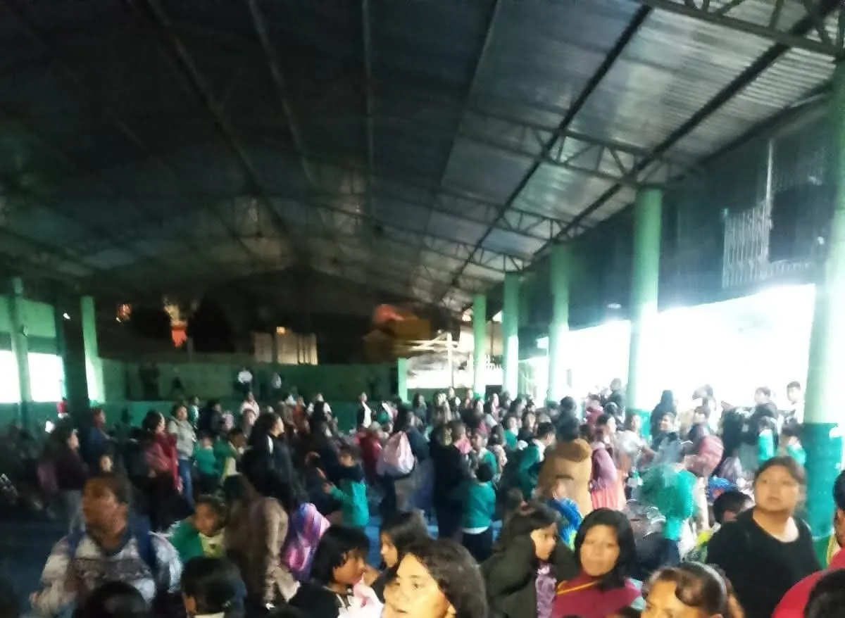 Directora en Zacualtipán acusada de encerrar a alumnos y padres durante reunión escolar