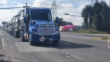 Caravana de tráileres con lonas de protesta sobre la carretera Tula–Jorobas.