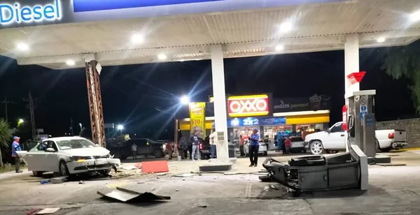 Gasolinera tras choque contra bomba de diésel en Zimapán.