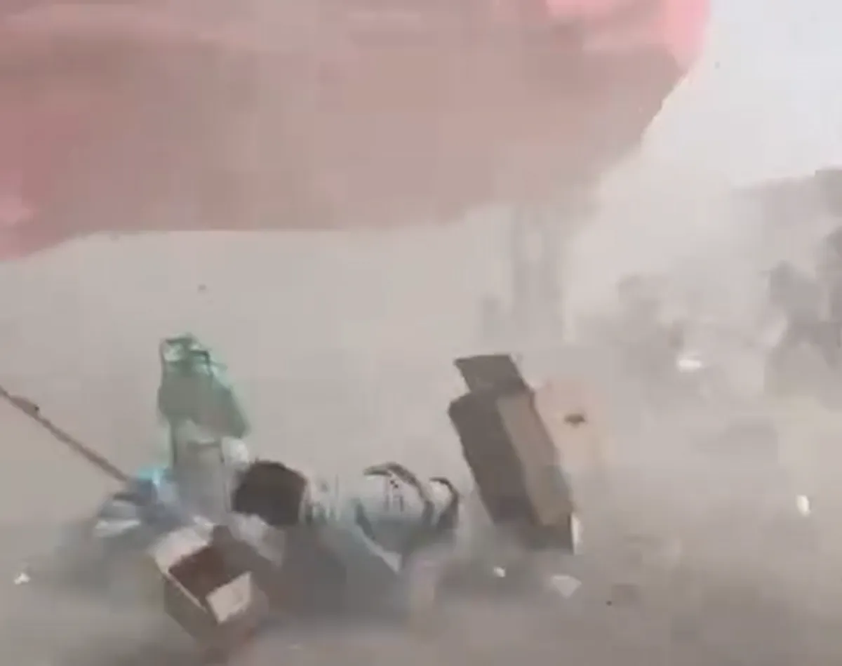 Ráfaga de viento derriba puestos de tianguis en Actopan