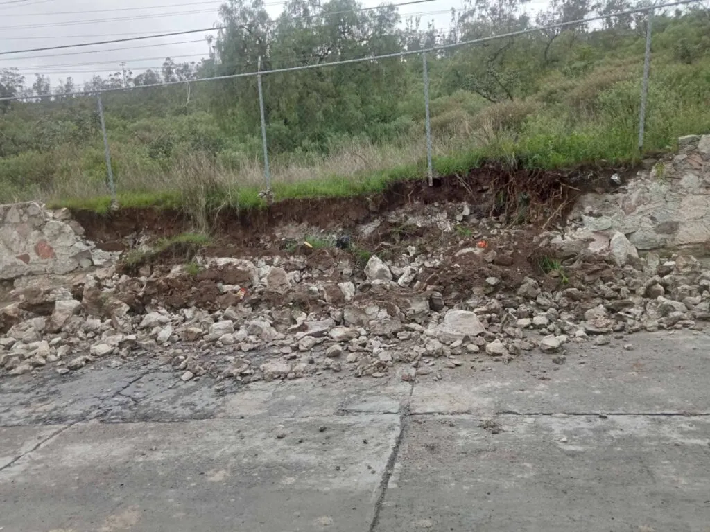 Lluvias derriban barda en colonia de Pachuca