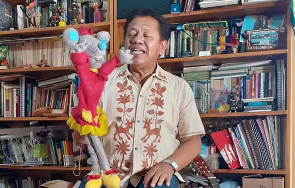 El hombre de guitarra en mano y palabra en la boca