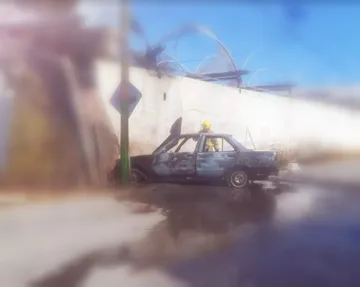 Hallan vehículo en llamas y con impactos de bala en Cuautepec