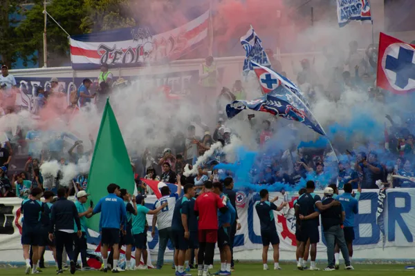 Entre bengalas y cánticos, la afición encendió la ilusión… ¿será el impulso que necesitaba la Máquina?