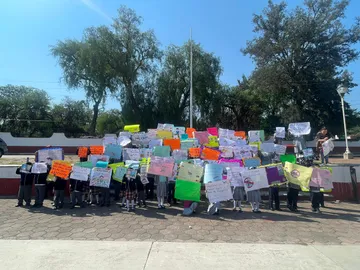 “Queremos salir a jugar”: niños protestan por moscos y lirio en la presa Endhó