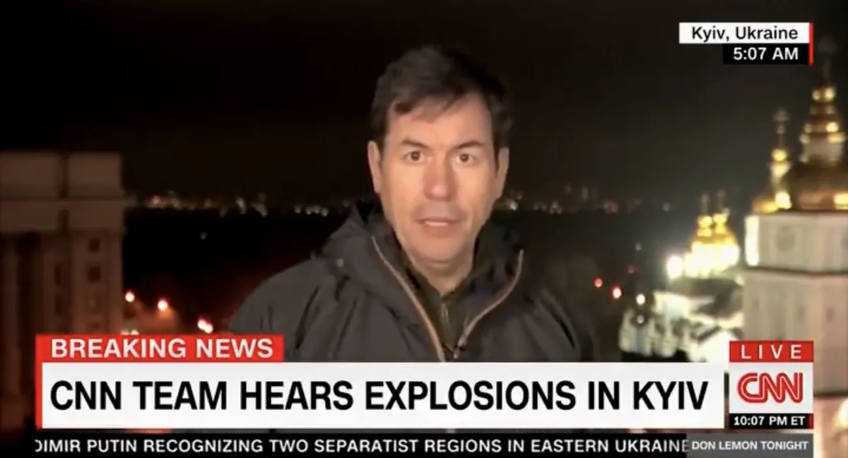 VIDEO| Inicia ataque de Rusia a Ucrania, EN VIVO reportero así se protegió