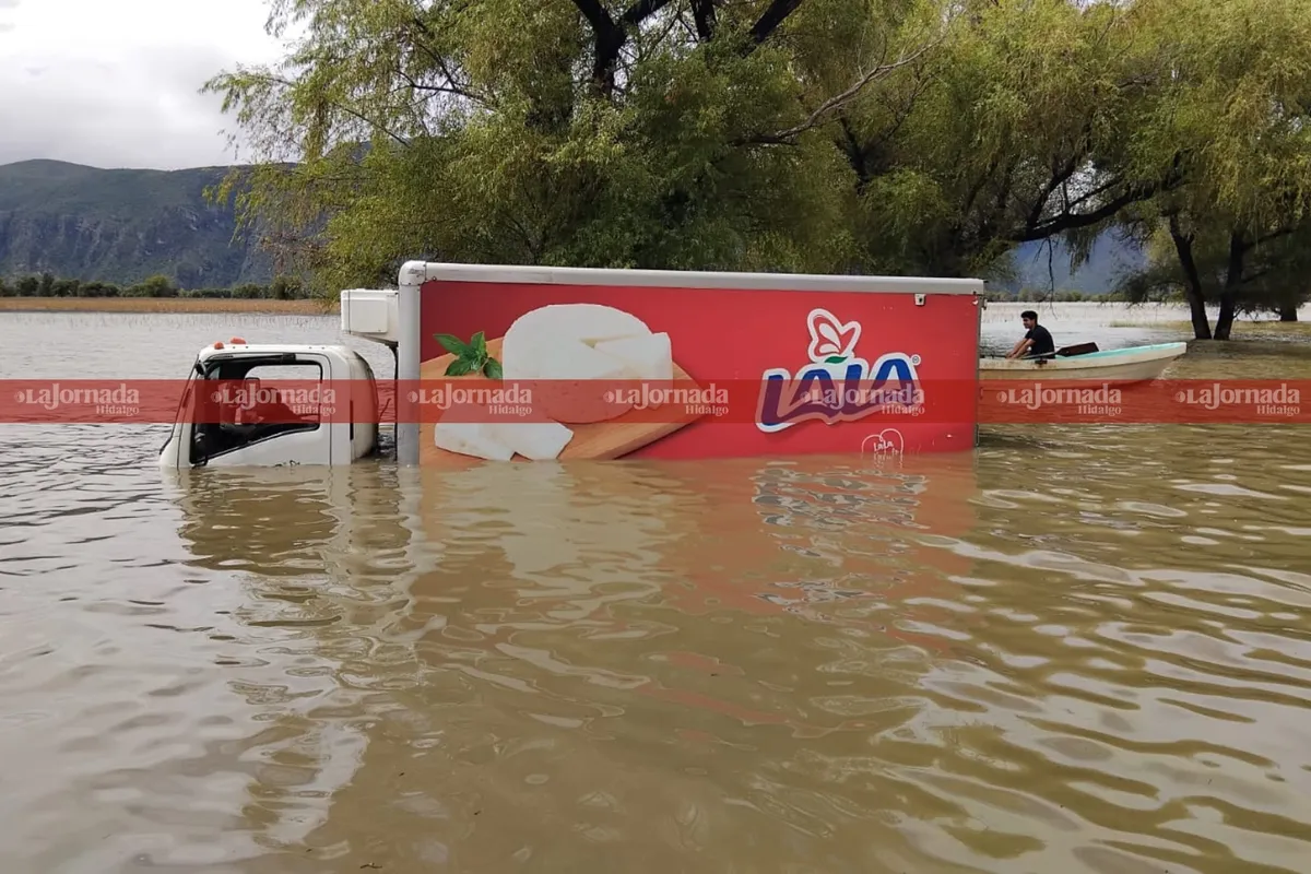 Camión de Lala atrapado en la laguna de Metztitlán