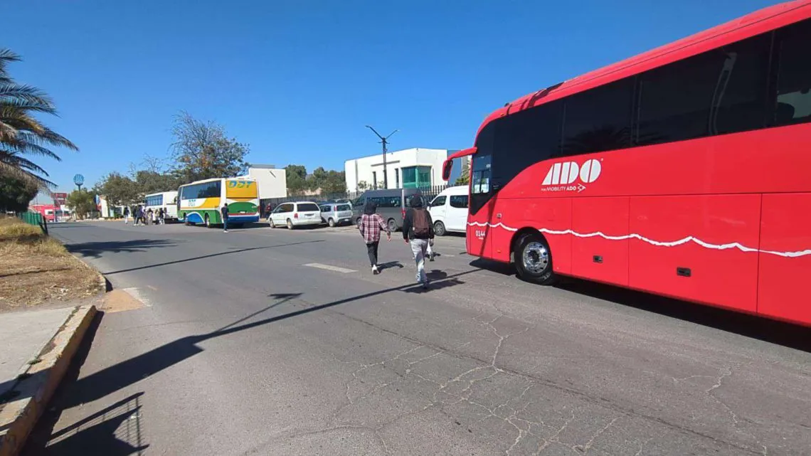Normalistas de El Mexe se vuelven a manifestar en Pachuca; bloquean entrada a la Central de Autobuses