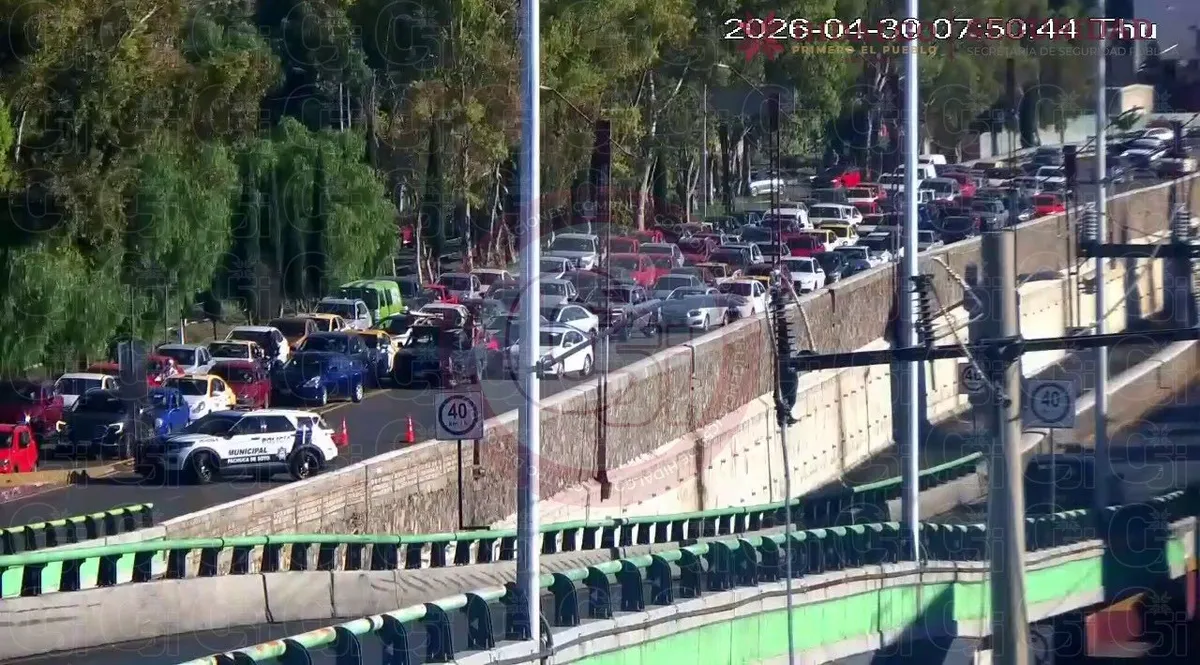 Filas de autos en tráfico lento