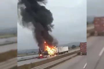 Choque de tráileres en el Arco Norte provoca incendio y cierre total hacia Puebla. Autoridades trabajan en la zona.