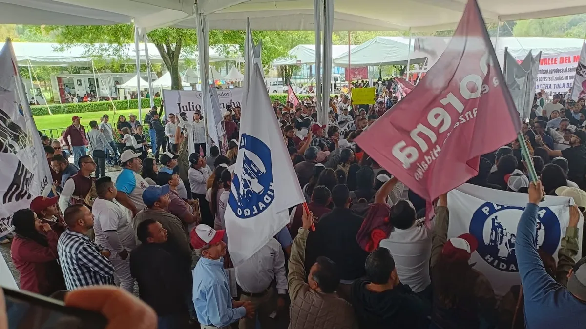 Trabajadores de La Cruz Azul con banderas en el informe de Julio Menchaca en Tula.