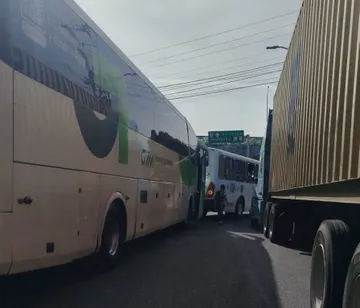 Bloqueo cumple más de 12 horas en la carretera Ixmiquilpan-Actopan: habitantes exigen liberar a 7 detenidos