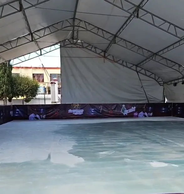 Alcalde de Cuautepec manda personalizar pista de hielo con su imagen