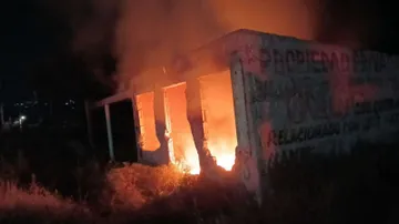 Tlahuelilpan: dos camionetas calcinadas tras incendio cerca de ductos de Pemex