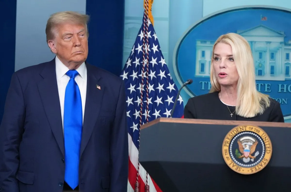 El presidente de EU, Donald Trump y la Fiscal General de EU, Pam Bondi