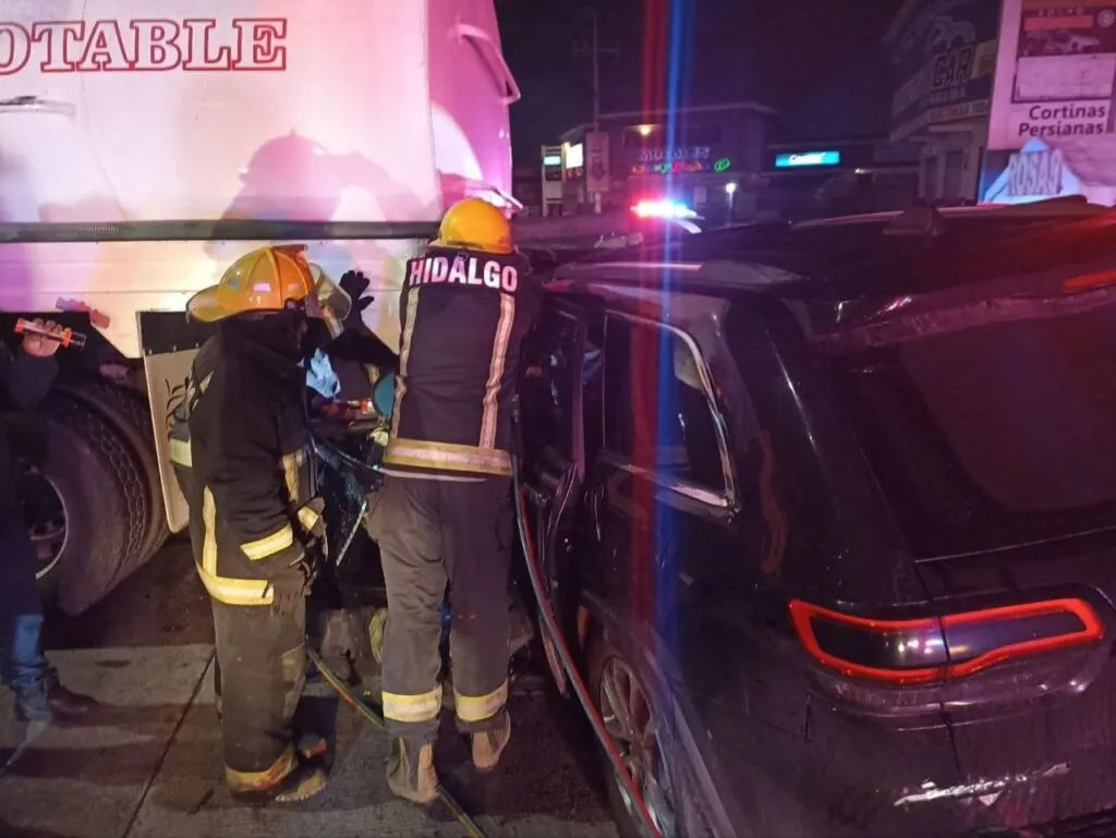 Choque deja a una persona prensada en carretera de Hidalgo