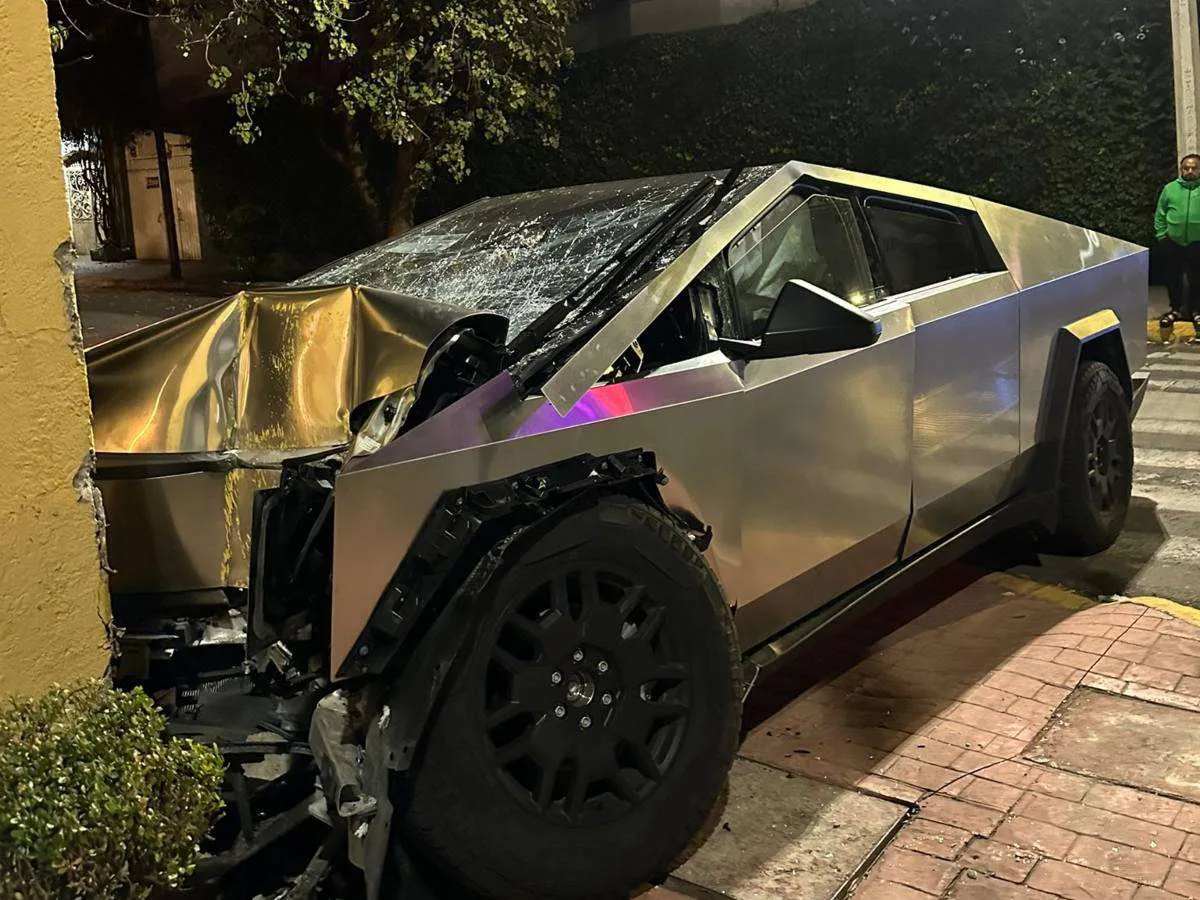 Sujeto choca su Cybertruck en colonia FIFÍ de la CDMX