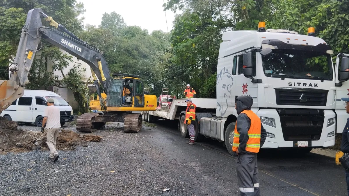 Maquinaria pesada trabaja en el retiro de escombro tras derrumbe
