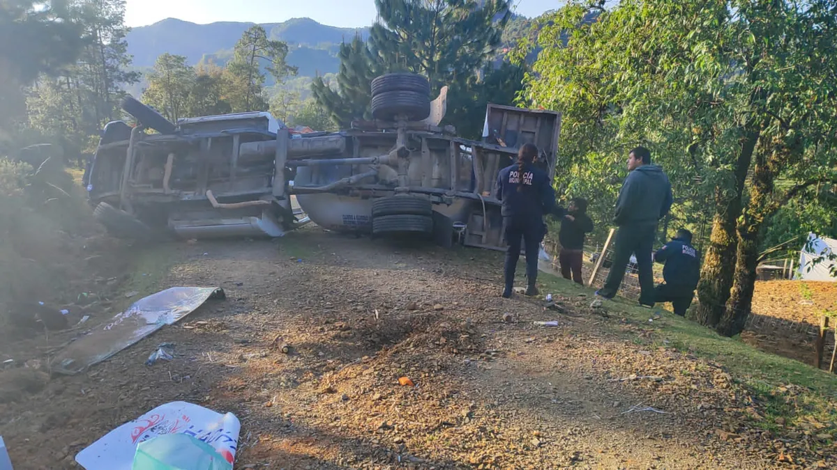 Carretera Tenango-Tulancingo: volcadura de pipa de gas deja dos heridos; evacúan a vecinos