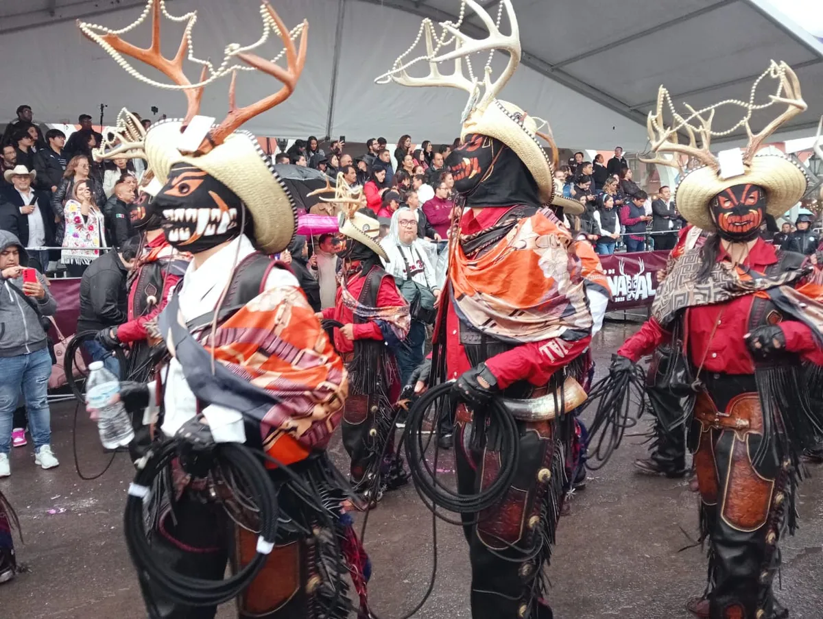 Más de 10 mil personas disfrutaron del desfile de Carnaval en Pachuca pese a la lluvia