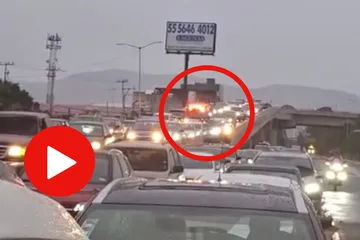 Todos estaban prácticamente detenidos y un carril permanecía libre. Mira lo que ocurrió con una ambulancia atrapada rumbo a la CDMX.