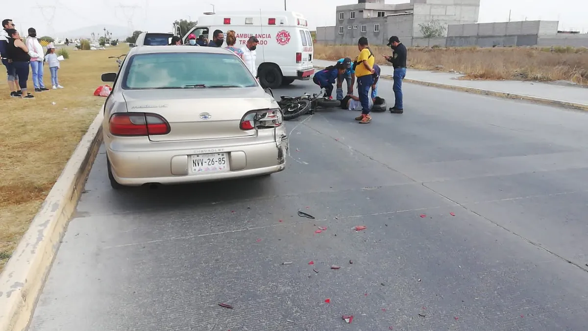 Accidente entre motocicleta y automóvil en Tizayuca deja un lesionado