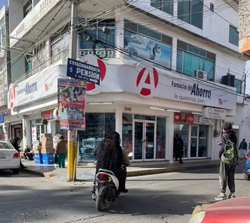 Asaltan farmacia del Ahorro en Mixquiahuala y se llevan botín de medicinas