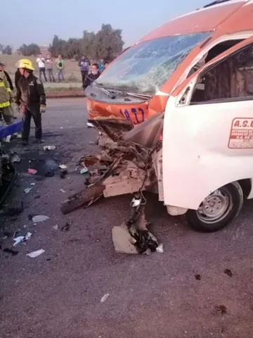 Chocan vehículos del transporte público, hay 17 lesionados