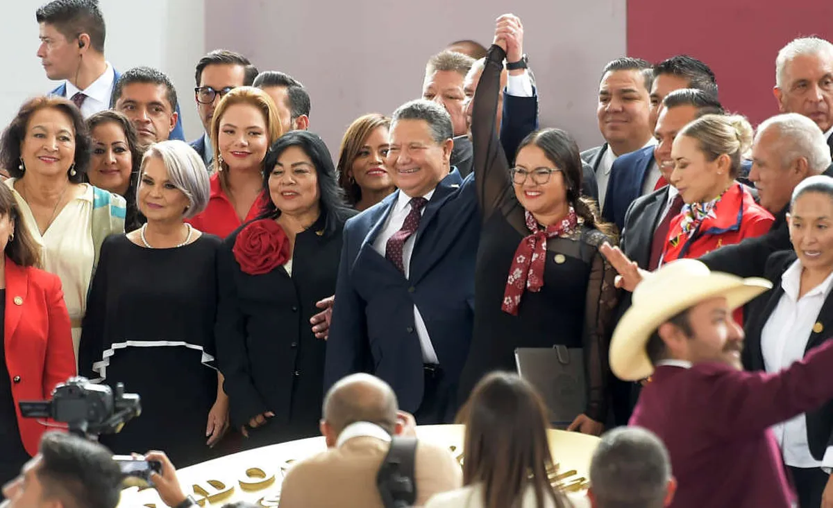 Julio Menchaca asume el poder entre rechiflas contra exgobernadores